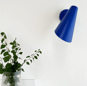 Cale 25cm Blå læselampe Fra Dyberg Larsen - T&aelig;nd/sluk-knappen er placeret p&aring; lampehovedet for nem og bekvem brug.