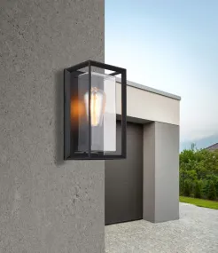 Logana Sort udendørslampe Fra Globo Lighting - Med sin rektangul&auml;ra design och transparenta sk&auml;rm sprider den ett klart och stilrent ljus, perfekt f&ouml;r allt fr&aring;n tr&auml;dg&aring;rdar till uppfarter.