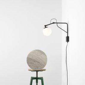 Soho 50cm Sort væglampe Fra Artera - Lampen har en stilfuld matsort metalramme og en opal globus, der spreder et blødt, varmt lys og skaber en indbydende atmosfære i ethvert rum.