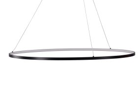 Rödäng Ø100 Sort loftslampe Fra Venture Design - Med en ramme i sort aluminium og LED-lys, der giver et behageligt lys, har du en perfekt lampe til at h&aelig;nge over spisebordet.