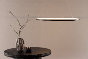 Rödäng Ø100 Sort loftslampe Fra Venture Design - Med en ramme i sort aluminium og LED-lys, der giver et behageligt lys, har du en perfekt lampe til at h&aelig;nge over spisebordet.