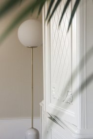 Torrano Hvid marmor gulvlampe Fra Globen Lighting - Der kan være farvevariationer i lampebasen, da den er lavet af sten, som er et naturmateriale, så hver lampe er unik.