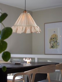 Estrid Ø40 Beige loftslampe Fra PR Home - Lampesk&aelig;rmen er bekl&aelig;dt med stribet tekstil og har en let konisk form, der afsluttes med en gener&oslash;s fl&aelig;se forneden.
