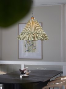 Estrid Ø40 Grøn loftslampe Fra PR Home - Lampeskærmen er beklædt med stribet tekstil og har en let konisk form, der afsluttes med en generøs flæse forneden.