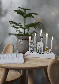 Pippi Hvid Fra Star Trading - Den charmerende lysestage spreder både julestemning og glæde og bliver en legende dekoration i vinduet eller på en hylde.