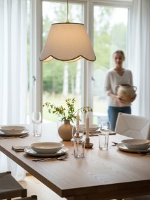 Nell Ø35 Beige loftslampe Fra PR Home - Den bl&oslash;de struktur og den dekorative, b&oslash;lgeformede underkant skaber et elegant og harmonisk udtryk, der passer ind i b&aring;de moderne og mere traditionelle hjem.