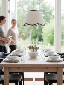 Nell Ø35 Beige/grøn loftslampe Fra PR Home - Den bl&oslash;de struktur og den dekorative, b&oslash;lgeformede bundkant i m&oslash;rkegr&oslash;n giver et elegant og harmonisk udtryk, der passer ind i b&aring;de moderne og mere traditionelle hjem.