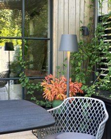Sofy Mørkegrå Fra Lightson - Sofy er en stilfuld gulvlampe i m&oslash;rkegr&aring; aluminium, specielt designet til at skabe en hyggelig og hyggelig atmosf&aelig;re i dine udend&oslash;rsmilj&oslash;er.