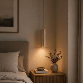 Lakewood Ø10 Træ loftslampe Fra Brilliant - Pendlen har en brun metalbaldakin og en matchende ledning, der skaber en samlet helhed.