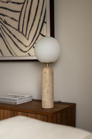 Torrano 53cm Beige travertin bordlampe Fra Globen Lighting - Sten er et naturmateriale, og marmoreringens farve og nuancer varierer og skaber et unikt mønster for hvert møbel.