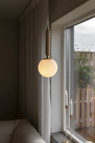 Torrano Ø15 Beige travertin vindueslampe Fra Globen Lighting - Sten er et naturmateriale, og marmoreringens farve og nuancer varierer og skaber et unikt mønster for hvert møbel.
