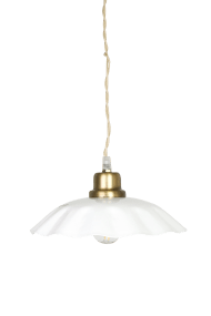 Diana Ø23 Hvid loftslampe Fra Strömshaga - Den hvide metalsk&aelig;rm har en bl&oslash;dt buet kant, der giver lampen en dekorativ karakter, mens detaljerne i b&oslash;rstet messingfinish skaber en flot kontrast.