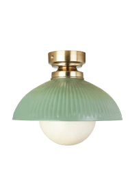 Elliot Ø30 Grøn plafond Fra Strömshaga - Den gr&oslash;nne pladesk&aelig;rm har en dekorativ rillet struktur og er kombineret med detaljer i messingfinish, der giver lampen et elegant udtryk.