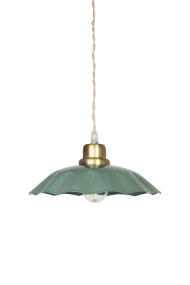 Diana Ø23 Grøn loftslampe Fra Strömshaga - Den gr&oslash;nne metalsk&aelig;rm har en bl&oslash;dt buet kant, der giver lampen en dekorativ karakter, mens detaljerne i b&oslash;rstet messingfinish skaber en flot kontrast.