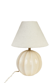 Marit 24cm Beige lampefod Fra Strömshaga - Marit er en elegant lampefod i beige glas med en bl&oslash;dt afrundet form og dekorative detaljer, der giver den et klassisk udtryk.