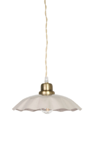 Diana Ø23 Beige loftslampe Fra Strömshaga - Den beige metalsk&aelig;rm har en bl&oslash;dt buet kant, der giver lampen en dekorativ karakter, mens detaljerne i b&oslash;rstet messingfinish skaber en flot kontrast.
