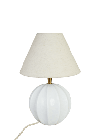 Marit 24cm Hvid lampefod Fra Strömshaga - Marit er en elegant lampefod i hvidt opalglas med en bl&oslash;dt afrundet form og dekorative detaljer, der giver den et klassisk udtryk.