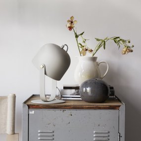 Svejk 30cm Beige bordlampe Fra CO Bankeryd - Svejk bordlampe har et blødt skær og fungerer både som sengelampe og som en dekorativ indretningsdetalje.