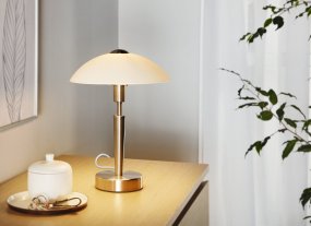 Solo 35cm Nikkel bordlampe Fra Eglo - Lampen er lavet af metal med en elegant mat nikkelfinish og har en satineret glassk&aelig;rm, der giver et bl&oslash;dt og behageligt lys.