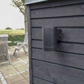 Stege Sort udendørslampe Fra Dyberg Larsen - Lavet af aluminium og plastik, er det holdbart og holdbart, velegnet til udendørs brug.