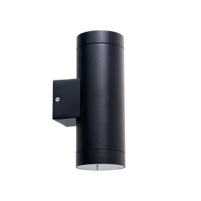 Stege Sort udendørslampe Fra Dyberg Larsen - Lavet af aluminium og plastik, er det holdbart og holdbart, velegnet til udend&oslash;rs brug.