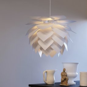 Illumin Ø45 Hvid loftslampe Fra Dyberg Larsen - Illumin fra Dyberg Larsen er en stilfuld og bæredygtig lampe, der kombinerer dansk design med funktionalitet og en bæredygtig måde at tænke på.