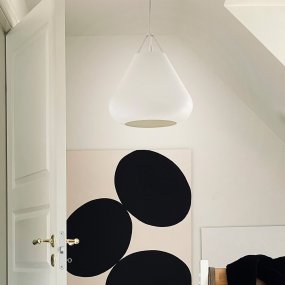 Volta Ø26 Hvid Fra Dyberg Larsen - Designet af Frank Kerdil, denne hvide pendel er lavet af mat metal og har en minimalistisk og moderne karakter, der kombinerer lys, form og funktion.