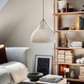 Pyra Ø30 Messing loftslampe Fra Dyberg Larsen - Med en diameter på 29 cm og højde på 30 cm passer den både i store og mindre rum, og det 3 meter lange hvide tekstilkabel gør det nemt at justere højden efter behov.