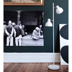 Skagen 2 Chrom gulvlampe Fra Dyberg Larsen - Stil den i stuen og oplev det fantastiske lys, den udsender.