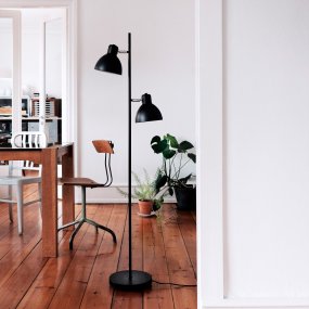 Skagen 2 Sort gulvlampe Fra Dyberg Larsen - Stil den i stuen og oplev det fantastiske lys, den udsender.