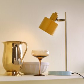 Ocean 43cm Flerfarvet skrivebordslampe Fra Dyberg Larsen - Ocean charmerer med sit retro design og et strejf af moderne stil, hvilket gør den ideel både i soveværelset og som indirekte lyskilde i stuen.