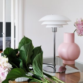DL31 50cm Chrom bordlampe Fra Dyberg Larsen - Den elegante bordlampe DL31 er et nyt medlem af DL-serien og vil være et smukt indslag ved hvert bord i dit hjem.