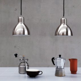 Skagen Ø16 Børstet stål loftslampe Fra Dyberg Larsen - Skagen pendel i stålfinish spreder et vidunderligt og hyggeligt lys.