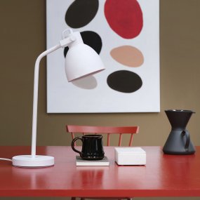 Coast 52cm Hvid skrivebordslampe Fra Dyberg Larsen - Leveres med 1,6m hvid tekstilledning med strømafbryder.