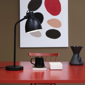 Coast 52cm Sort Fra Dyberg Larsen - Fremstillet i metal med hvidt interiør giver den god belysning i kombination med den bevægelige skærm.