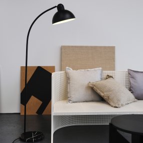 Eric Sort gulvlampe Fra Dyberg Larsen - Fremstillet i sort metal i kombination med marmorfoden bliver det en stilfuld indretningsdetalje i hjemmet.