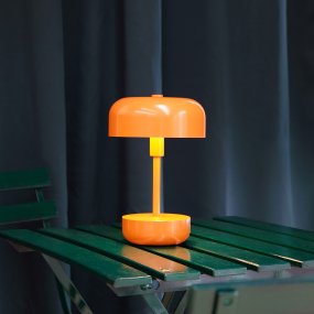 Haipot 25cm Orange bærbar Fra Dyberg Larsen - Lampen er perfekt til både indendørs og udendørs brug og har tre justerbare lysniveauer.