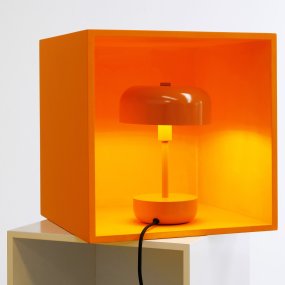Haipot 25cm Orange bordlampe Fra Dyberg Larsen - Haipot-serien fås i både stilfulde og livlige nuancer, hvilket giver en iøjnefaldende oplevelse og et moderne rumtema.