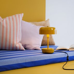 Haipot 25cm Karry bordlampe Fra Dyberg Larsen - Haipot-serien fås i både stilfulde og livlige nuancer, hvilket giver en iøjnefaldende oplevelse og et moderne rumtema.
