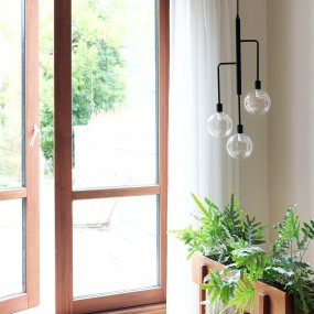 Chester 32cm Sort Fra Dyberg Larsen - Chester loftslampe med tre arme og røget glas.