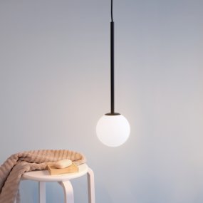 Otello Ø15 Opal loftslampe Fra Dyberg Larsen - Lampen kan bruges i mange rum, enten alene eller i klynger, for at skabe en elegant og moderne atmosfære.