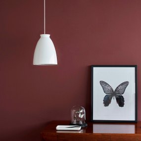 Milano Ø20 Højglans hvid loftslampe Fra Dyberg Larsen - Milano er lampen, der finder sted, hvor der er brug for et smart og stilrent design.