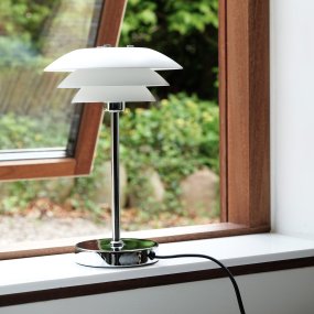 DL20 30cm Hvid bordlampe Fra Dyberg Larsen - DL20 bordlampe med forkromet metalfod og hvide metalsk&aelig;rme er en elegant lampe, der passer perfekt til; skrivebordet, et lille sidebord i stuen eller hvor du nu har brug for det.