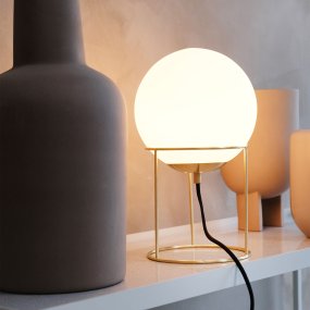Madrid 34cm Messing bordlampe Fra Dyberg Larsen - Det minimalistiske design passer perfekt ind i både moderne og klassiske interiører og skaber et blødt og behageligt lys, der spreder en varm atmosfære i rummet.