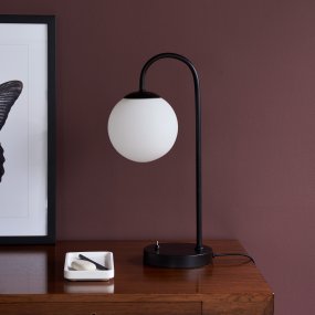 Café Paris 46cm Sort Fra Dyberg Larsen - Med en opalglasskærm og metalbund kombinerer den en moderne stil med en varm og indbydende følelse.