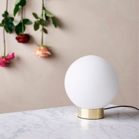 Barcelona 23cm Messing Fra Dyberg Larsen - Barcelona er en enkel og elegant lampe med messingfod i skinnende messing og en matteret opalglaskugle, der spreder et behageligt lys i omgivelserne.