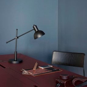 London 42cm Sort skrivebordslampe Fra Dyberg Larsen - London skrivebordslampe har et klassisk og sofistikeret design med et moderne twist.