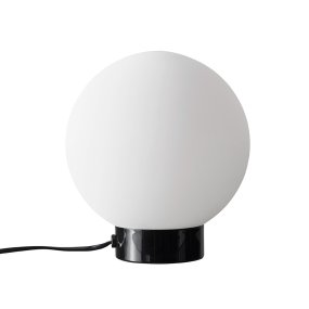 Barcelona 23cm Højglans sort bordlampe Fra Dyberg Larsen - Barcelona er en enkel og elegant lampe med fod i blankt sort metal og en matteret opal glaskugle, der spreder et behageligt lys i omgivelserne.