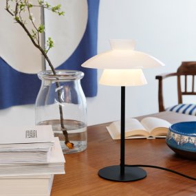 Valby 40cm Sort bordlampe Fra Dyberg Larsen - Det sorte metal i kombination med opalglasskærmene skaber et flot lysbillede i rummet uden at blænde.