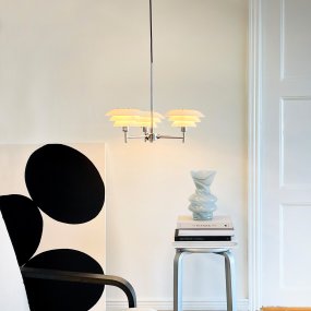 DL20 Ø50 Chrom loftslampe Fra Dyberg Larsen - De mundbl&aelig;ste opalglas er et gennemg&aring;ende tema i flere af Dyberg Larsens designs, hvilket g&oslash;r det muligt at mikse og matche lamperne indenfor serien.
